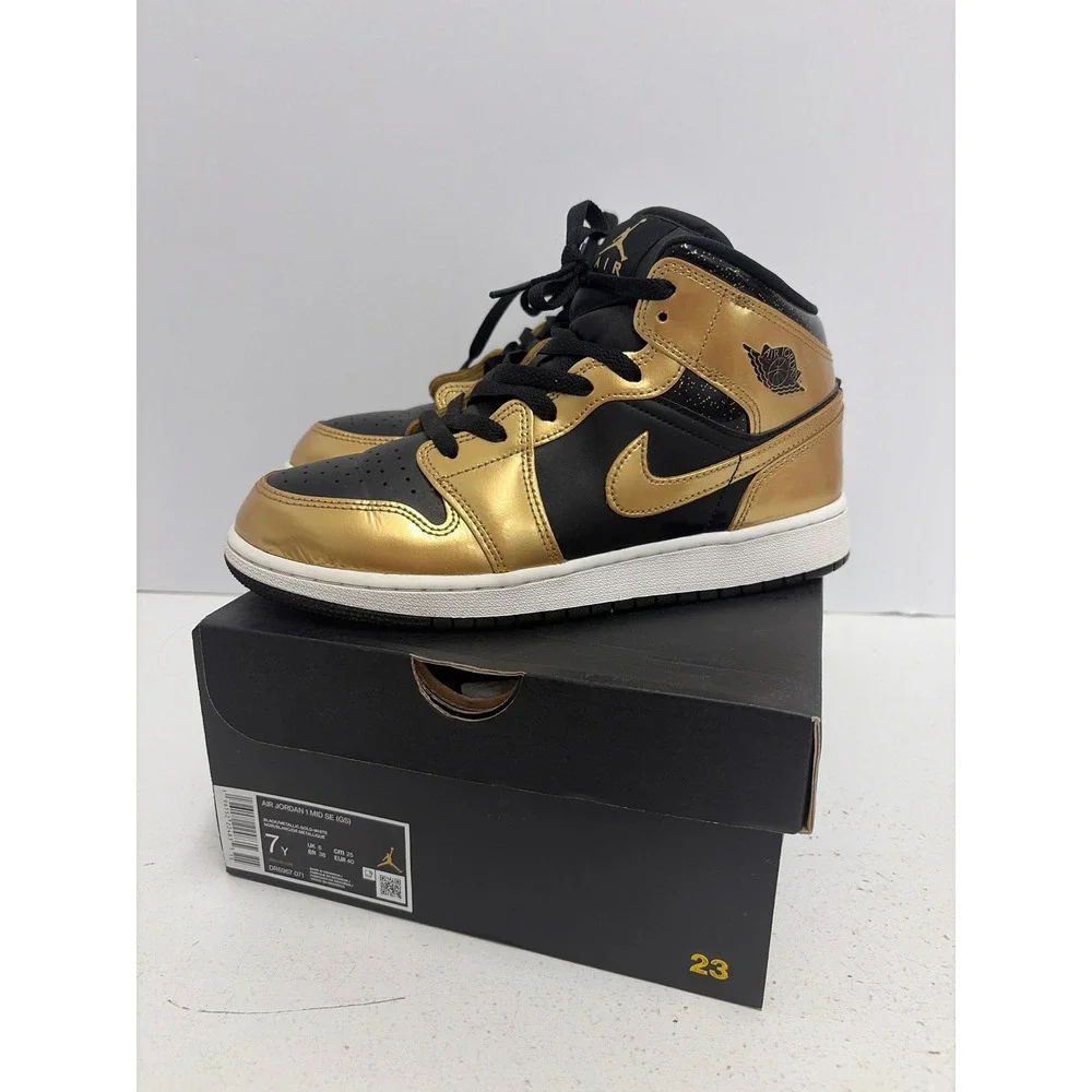 Air Jordan 1 Mid SE GS Black Metallic Gold Sneakers DR6967-071 Kids Size 7Y - Picture 1 of 8